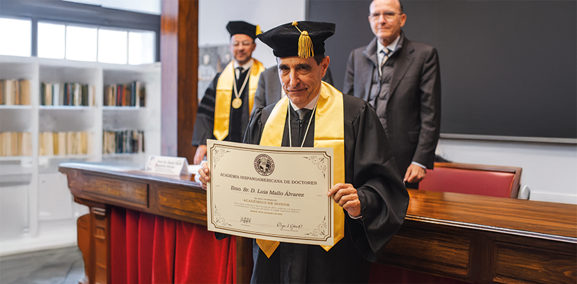 Luis Mallo Álvarez siendo investido como Académico de Honor